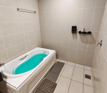 Malacca City Hotel | Swan Garden Resort, Bathub, Seaview 2Day stay -20 Percent Offer, 4 min to Jonkerstreet