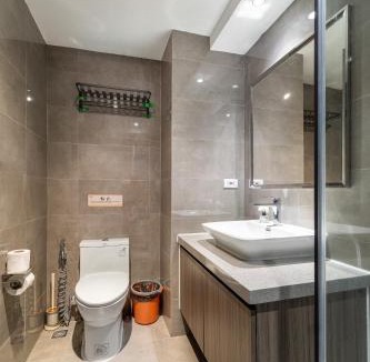 Baclaran Hotel | Spacious Family & Group Stay with City View near Airport, City of Dreams, Solaire, Okada, Mall Of Asia, and Ayala Malls