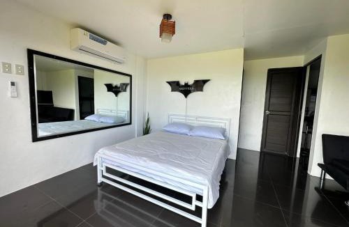 Siniloan House | Black Glasshouse with overlooking view