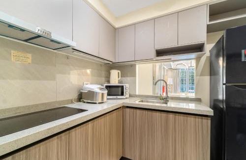 Baclaran Hotel | Spacious 2BR Family Suite with City View near Airport, City of Dreams, Solaire, PARQAL, Ayala Malls, and MOA