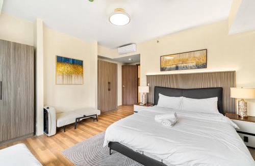Baclaran Hotel | Spacious 2BR Family Suite with City View near Airport, City of Dreams, Solaire, PARQAL, Ayala Malls, and MOA