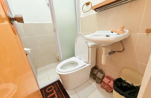 Olango Island House | Olango Island-Tiny Guest House Fully Furnished with Hot Shower, Washer, Wi-Fi, Netflix & King Bed S&E-3