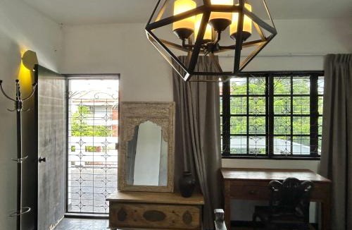 SS 2 Apartment | Cozy Homestay King Bed withBalcony in Shared Bungalow SS2 PJ