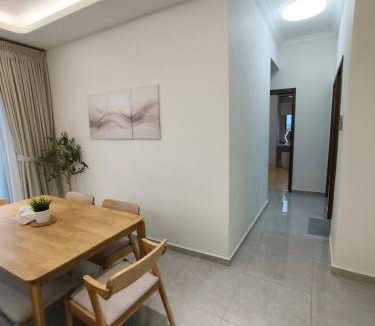 Central District Apartment | MidValley 3BR Lake View-8px with GFloor 2 CP, PetFriendly I Netflix & Coway I Unblock High Floor Fashion High-end Renovations