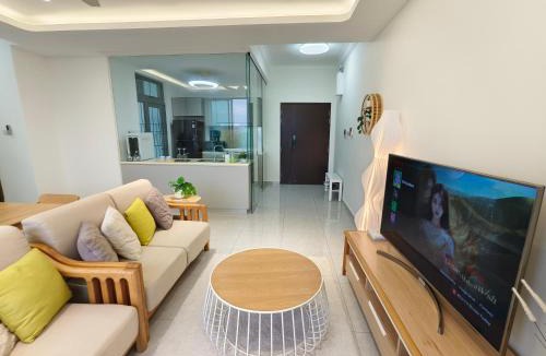 Central District Apartment | MidValley 3BR Lake View-8px with GFloor 2 CP, PetFriendly I Netflix & Coway I Unblock High Floor Fashion High-end Renovations