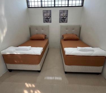 Chukai House | Beach Cottage Homestay Kemaman - Berado D Pampass