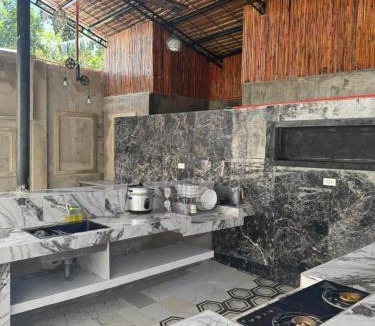 Basdiot Hotel | greyhouse moalboal queen bed