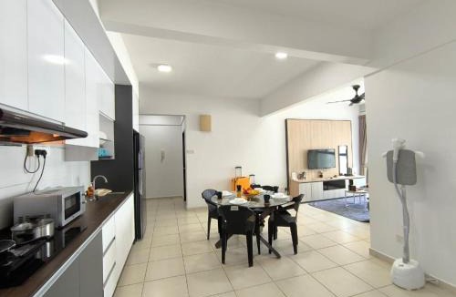 Sekudai Apartment | The Garden 3BR Family Suites Skudai Netflix BySTAY