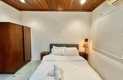 Tunku Apartment | Chic Designer Bedroom in Shared Bungalow near LRT SS1 PJ