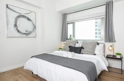 Bonifacio Global City Apartment | Julias Upscale Airy Getaway 1 BR Golf View