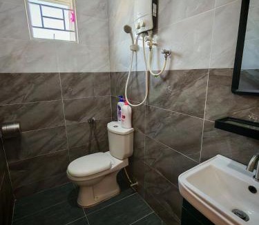 Asam Kumbang House | The Blue Guest House, WiFi, Free Parking, Aulong