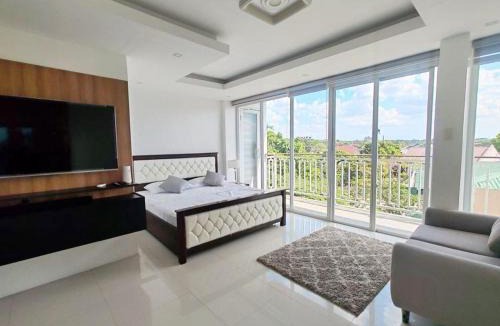 Philippines Villa | 7BR Luxury Resort with Pool and Bar