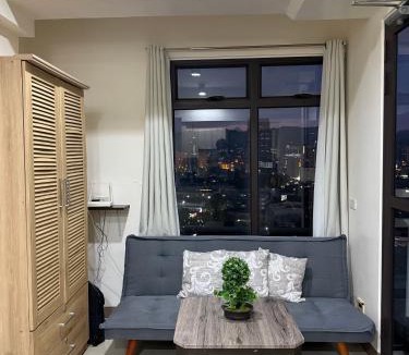 Mabolo Apartment | Heart of Cebu Cozy Studio with Pool, Gym, Wifi and Netflix near Cebu City,Ayala and IT Park