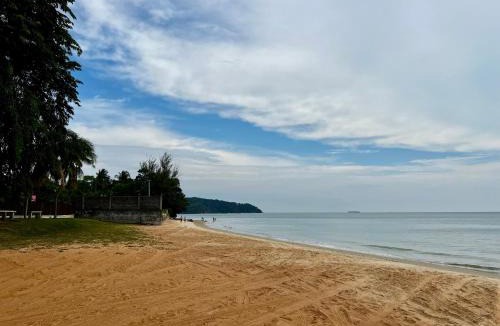 Port Dickson House | The Rina Homestay-Whole Villa with Private Pool,BBQ & Karaoke-1Min Beach-