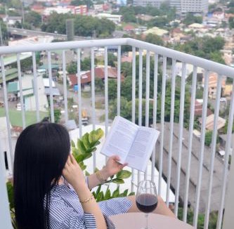 Poblacion District Apartment | Resort- Style Corner 1BR With Sea & City View- Steps From Abreeza Mall