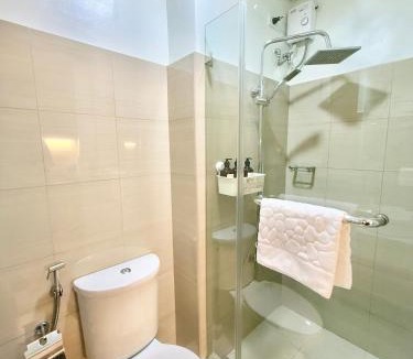 Barangay 76 Apartment | ClaySky Staycation at Shore 2 Residences Tower 2 near Mall of Asia- Hotel Set Up in Amenity and Pool Level with Netflix, HBO Max & Youtube Premium