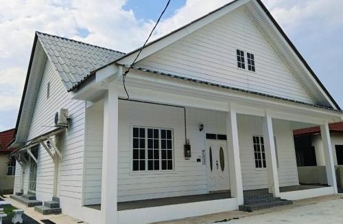 Kampung Sura House | Lu&Lu Rooms & Homestay