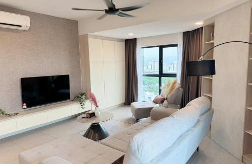 Kuala Lumpur Apartment | The Atrium at Jalan Ampang by OKBnB - Luxury 3 Bedroom Family Suite with Balcony, 3 mins to KLCC