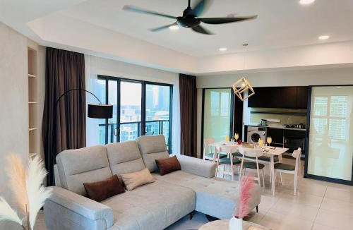 Kuala Lumpur Apartment | The Atrium at Jalan Ampang by OKBnB - Luxury 3 Bedroom Family Suite with Balcony, 3 mins to KLCC
