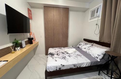 Guadalupe Apartment | Aika's Studio in Uptown Cebu, Pool & Gym, Supermarket Downstairs