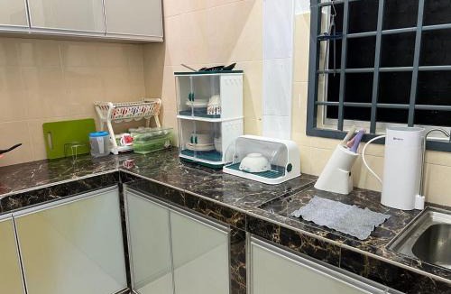 Muar House | M Guest House2 15 Pax Muar Home-5 Bedrooms-9 Beds-3 Baths
