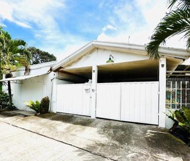Polomolok House | Feel at Home Polomolok WiFi 300mbps Netflix 75in TV