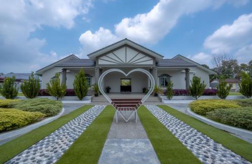 Kampung Bukit Katil House | Villa Dracaena Melaka With Swimming Pool, Hill View and 20 minutes to Town