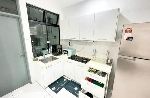 Taman Bukit Mewah Apartment | PLATINO Latest Pool View Family 3 BR Suite, Next to Paradigm Mall's new Theme park, Escape JB