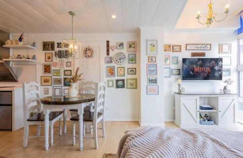 Kapitolyo Apartment | Eclectic studio and parking at Kapitolyo, 10 mins BGC