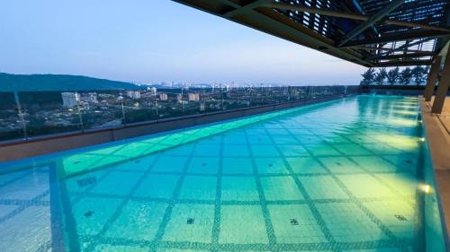 Sungai Penchala Apartment | 10 Mossaz skypool 5mins to 1U and Ikea atEmpire City by Light House