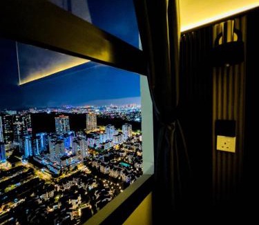 Bangsar South Apartment | Premier Stay KL - Bangsar South - King Bed - Work Space - Near LRT, VE, Conexxion