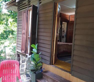Batu Kikir House | Roomstay "Ghumah Uwan" bilik kayu