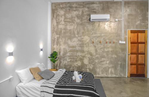 Yong Peng House | Yong Peng homestay 永平民宿- 3 Bedroom Shoplot converted BnB at level 1 &2, for business travellers, Street Parking, WIFI, 1 min to KFC & MCD