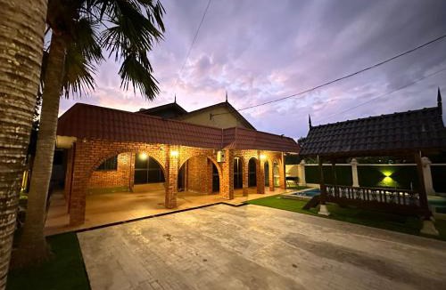 Kawasan Perindustrian Chendering House | Mawar 23 Chendering with Dedicated Pool