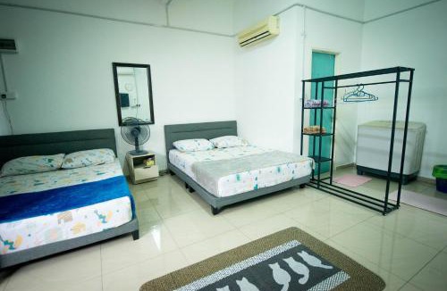 Jenjarom Apartment | MKB Homestay - Landed Studio room with 2 Queen bed and Free gated Parking