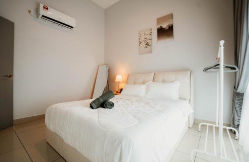 Tebrau Apartment | Mount Austin Muji Style 4pax Deluxe Room by Our Stay