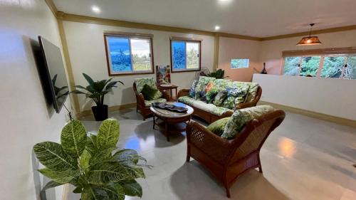 Ormoc House | Beautiful 2BD Farmhouse for 3-10 pax