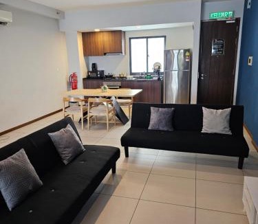 Seri Tanjung Pinang Apartment | Deluxe Seaview Suite Twin Bed by The Only Bnb