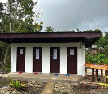 Batuan Hostel | Roca's Homestay Backpackers Chalet