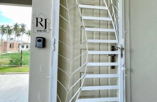 Kampung Gong Badak House | RJ Prima (UMT, UniSZA, Spacious, Beach + Netflix)