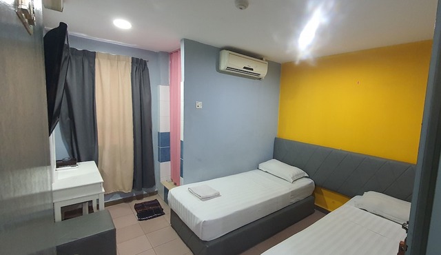OYO 90798 Two Two Inn