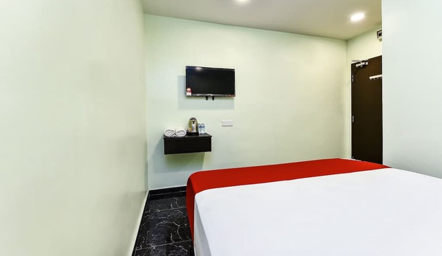 OYO 90445 Th Hotel