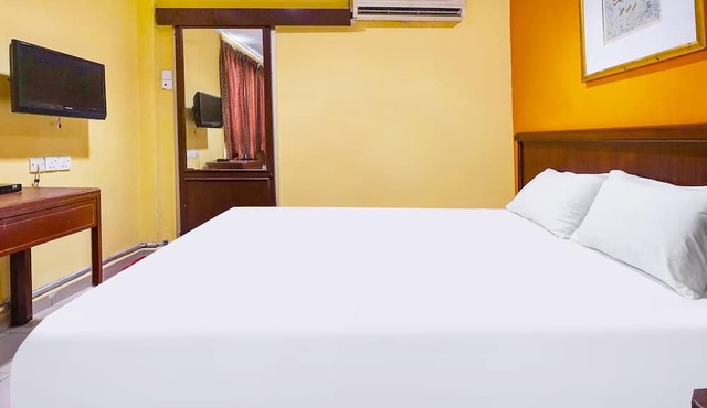 OYO 90486 Station Hotel
