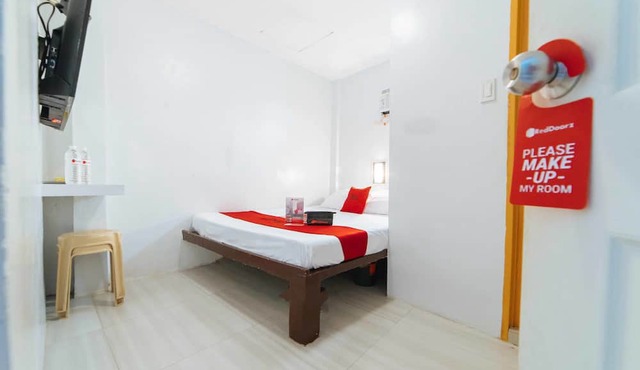 RedDoorz @ San Antonio Binan in Biñan City