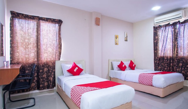 OYO 44010 Royals Star Hotel in Seremban