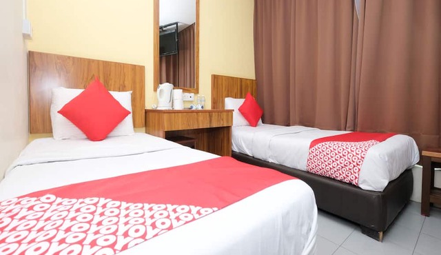 OYO 89877 Sun Triang Hotel