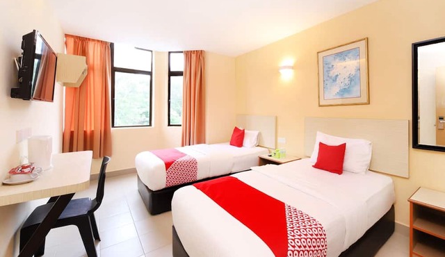 Super OYO 635 Seven Days Hotel