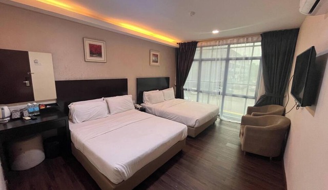 Capital O 91074 Grand World Hotel