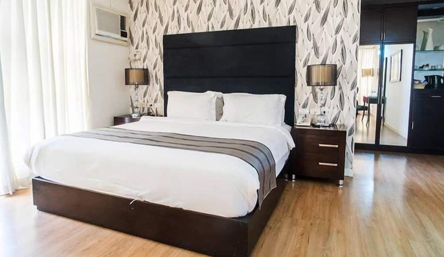 Queen Margarette Hotel - Downtown