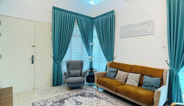 Spacious Family Homestay in Durian Tunggal With Private Pool